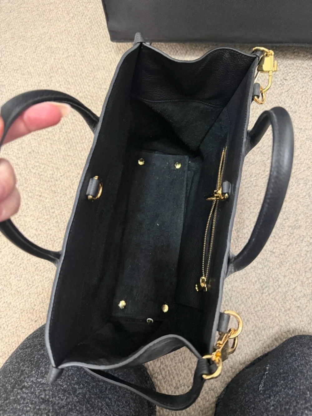 Gucci Black Pebbled Leather Tote with Embossed Logo - Picture 2 of 2